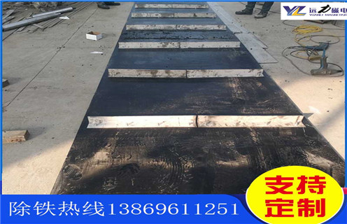 不銹鋼除鐵器皮帶廠家服務(wù)湖南皮帶懸掛式除鐵器，除鐵器卸鐵皮帶主要是安裝在各個(gè)型號的電磁、永磁自卸式除鐵器上，當(dāng)輸料皮帶上的散狀物料經(jīng)過自卸除鐵器底部時(shí)，混雜在物料中的鐵磁性雜質(zhì)在除鐵器磁芯強(qiáng)大的磁場力作用下被吸附到除鐵器卸鐵皮帶上，由不停運(yùn)轉(zhuǎn)的卸鐵皮帶將吸附住的鐵雜質(zhì)刮出，卸進(jìn)集鐵箱，從而達(dá)到自動連續(xù)除鐵的目的。無需人工清理，實(shí)現(xiàn)了自動化除鐵。  一、不銹鋼除鐵器皮帶廠家服務(wù)湖南皮帶懸掛式除鐵器選型指南：  1.提供卸鐵皮帶準(zhǔn)確的帶寬、周長及厚度。  2.了解清楚所需卸鐵皮帶為一次性成型的環(huán)帶還是帶接頭式的，其次確認(rèn)卸鐵刮板為膠條一體式刮板還是不銹鋼刮板。  注：一般情況下，除鐵器生產(chǎn)廠家在生產(chǎn)除鐵器時(shí)用的是一次性成型的環(huán)帶，但用戶在后期更換時(shí)，一次性成型的環(huán)帶不方便更換及安裝，需將除鐵器大拆大卸，套上卸鐵皮帶之后，然后重新組裝，更換非常麻煩。帶接頭式的卸鐵皮帶就很大程度上解決了這一問題，省去了拆裝除鐵器的過程，只需要將皮帶安裝之后在接頭處對接即可,省時(shí)省力，結(jié)實(shí)耐用。  二、不銹鋼除鐵器皮帶廠家服務(wù)湖南皮帶懸掛式除鐵器  除鐵器接通電源后，勵(lì)磁系統(tǒng)產(chǎn)生強(qiáng)大的磁場，當(dāng)輸送機(jī)械上的散狀物料經(jīng)過除鐵器下方時(shí)，混雜在物料中的鐵磁性雜物，在除鐵器磁場力作用下被不斷吸起(鐵磁性雜物重量為0.1-25kg)，吸附在除鐵器下表面上，當(dāng)需要除去吸附在除鐵器上的鐵磁性雜物時(shí)，可將除鐵器移至集鐵箱上方，切斷勵(lì)磁電源設(shè)備磁場消失，鐵磁性雜物在重力作用下掉入集鐵箱中。