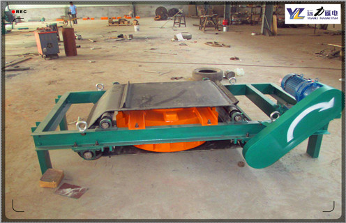 黑龍江油浸盤式除鐵器_技術(shù)參數(shù)_黑龍江油浸盤式除鐵器工作原理_國家標準生產(chǎn)廠家 ，RCDE油冷式電磁除鐵器,內(nèi)部采用九十年代國際變壓器先進技術(shù),變壓器油循環(huán)冷卻,全密封結(jié)構(gòu),具有磁力大、防塵、防雨、耐腐蝕、連續(xù)工作使用壽命長等特點,對輥壓機、破碎機等機械設(shè)備起著可靠的保護作用。  一、黑龍江油浸盤式除鐵器_技術(shù)參數(shù)_黑龍江油浸盤式除鐵器工作原理_國家標準生產(chǎn)廠家 用途和特點  1、用途  遠力磁電生產(chǎn)的RCDE系列永磁自卸除鐵器,廣泛應(yīng)用于水泥、火力發(fā)電、礦山、陶瓷、非金屬礦、冶金化工、玻璃、煤炭等行業(yè)中。與各種輸送機配套使用,是一種用于清除散狀非磁性物料中鐵件的電磁設(shè)備。一般安裝于皮帶輸送機的頭部或中部,通電產(chǎn)生的強大磁力將混雜在物料中的鐵件吸出后,達到清除的目的,并能有效地防止輸送機皮帶縱向劃裂,保護破碎機、研磨機等正常工作。  2、性能特點  RCDE系列永磁自卸式除鐵器是一種高效、節(jié)能、環(huán)保型永磁新產(chǎn)品,具有透磁濃度大、吸力強、能耗低、性能穩(wěn)定、可靠等特點。本公司產(chǎn)品其主要性能指標均達到或高于JB/T8711-2006標準要求。  二、黑龍江油浸盤式除鐵器_技術(shù)參數(shù)_黑龍江油浸盤式除鐵器工作原理_國家標準生產(chǎn)廠家 技術(shù)特點:  1、磁路采用計算機模擬設(shè)計,透磁shen度大,磁力強。  2、勵磁線圈特殊設(shè)計,具有縱向和橫向油道,極利于熱量傳到變壓器油中,有效地降低線圈的溫度。  3、線圈經(jīng)特制環(huán)氧樹脂浸泡及固化處理技術(shù),提高了整機的絕緣性能,全密封結(jié)構(gòu),防塵、防雨、耐腐蝕。  4、波紋型散熱翅片,大幅度提高散熱面積,有效控制了溫升。  5、可有效吸除混雜在非磁性物料中0.1-35公斤的鐵磁性物質(zhì)。